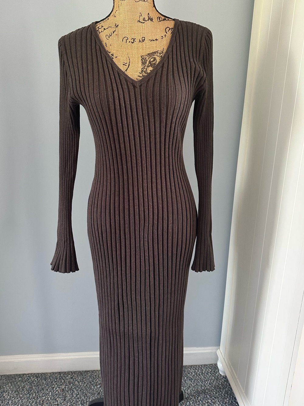Quince Brown Ribbed V‑Neck Long Sleeve Knit Dress